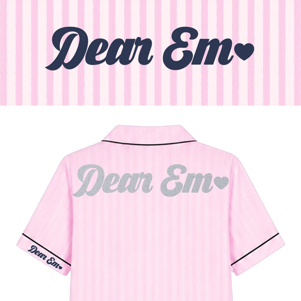 Bộ pyjamas lụa thêu tên tay áo và in tên bạc kim tuyến sau lưng – Dear eM