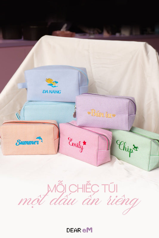 Bộ sưu tập túi Candy Stripe và Waffle thêu tên Dear eM – mỗi chiếc túi một dấu ấn riêng