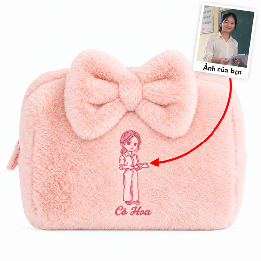Túi lông Furry Pouch có nơ hồng nhạt thêu ảnh cô giáo kèm tên – quà 20/11 Dear eM