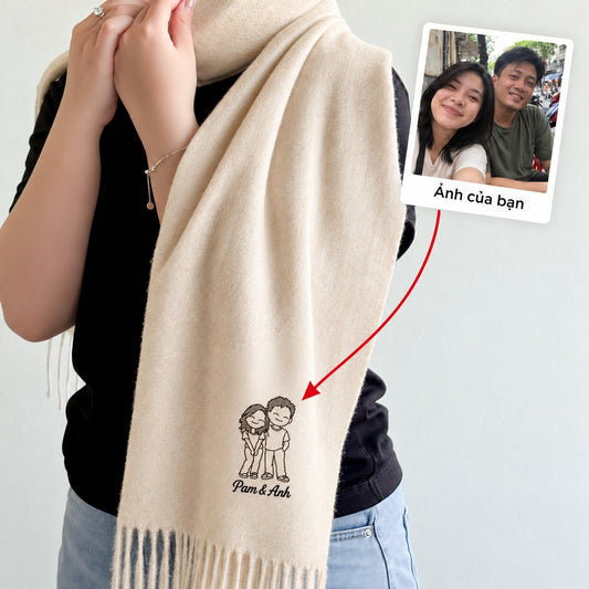 Khăn choàng beige thêu ảnh chân dung cặp đôi vẽ tay kèm tên – Dear eM