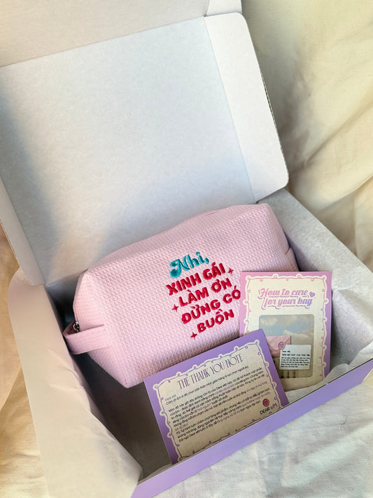 Ảnh thật Waffle Pouch hồng sáng thêu tên Nhi + quote Xinh Gái Làm Ơn Đừng Có Buồn trong hộp quà kèm thiệp – Dear eM