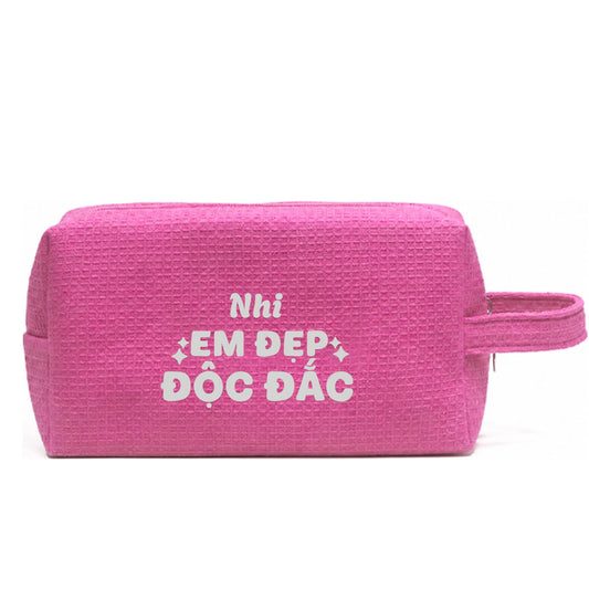Waffle Pouch Small hồng đậm thêu quote Em Đẹp Độc Đắc kèm tên – Dear eM