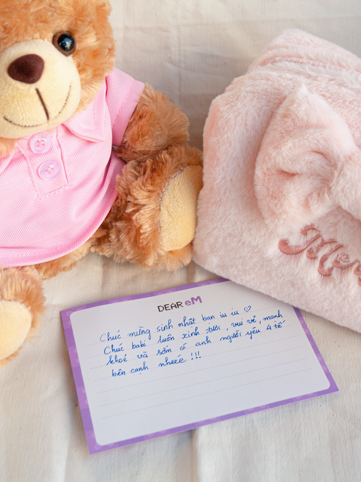 Furry Pouch có nơ hồng thêu tên kèm gấu bông và thiệp – quà tặng Dear eM