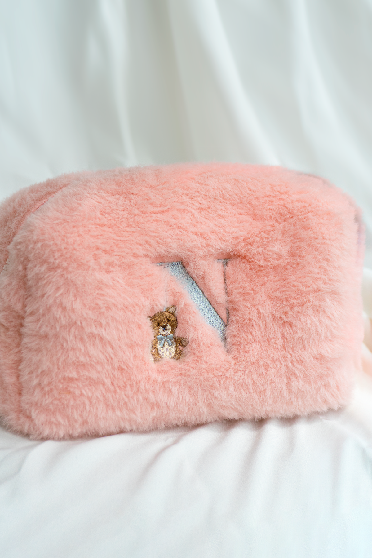 Kiểu thêu gấu Teddy + chữ cái N – ảnh thật minh hoạ trên túi Furry Pouch, Dear eM