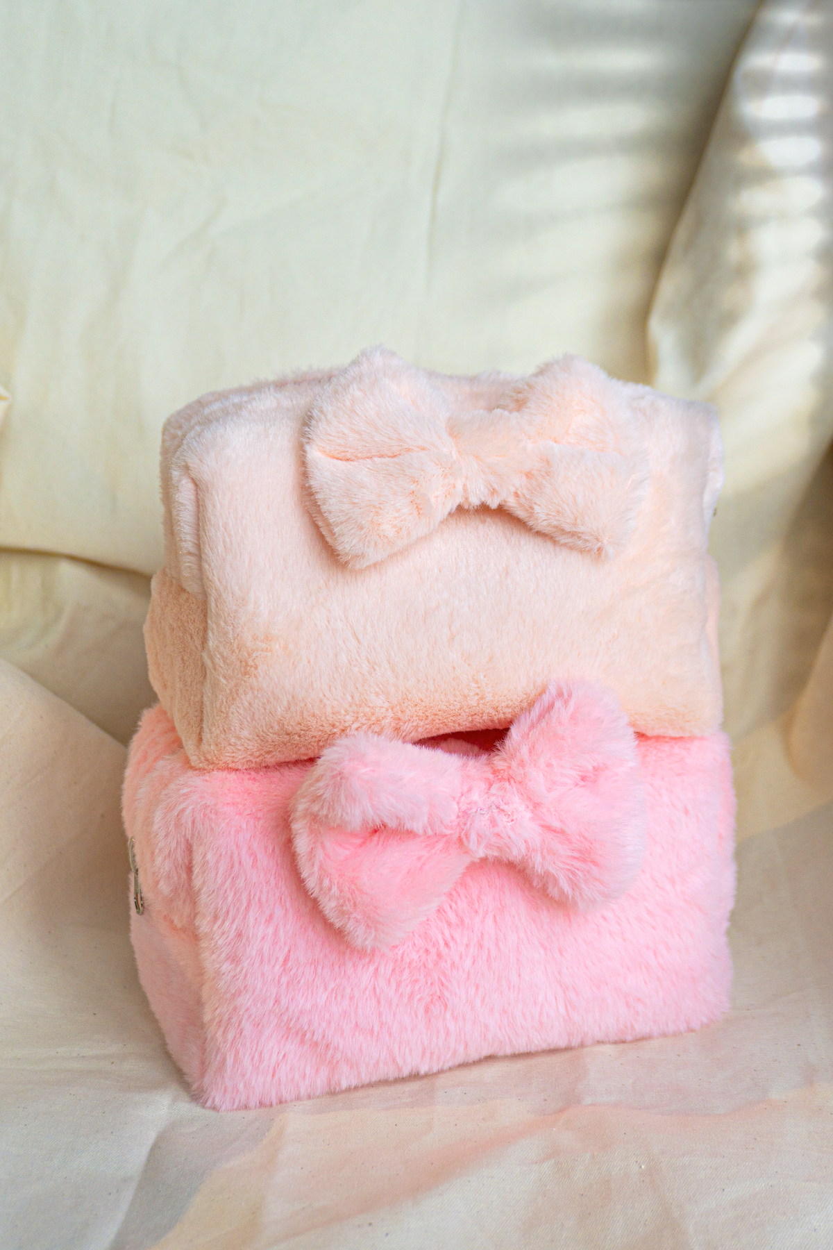 Furry Pouch có nơ trắng gạo và hồng – ảnh thật Dear eM