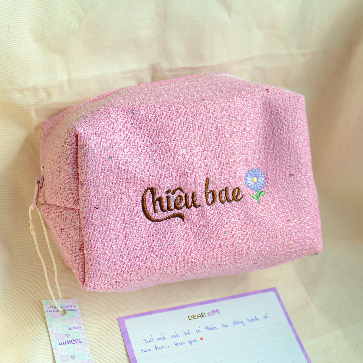 Tweed Pouch không nơ hồng đậm thêu tên Chiều bae + hoa tháng sinh – ảnh thật Dear eM