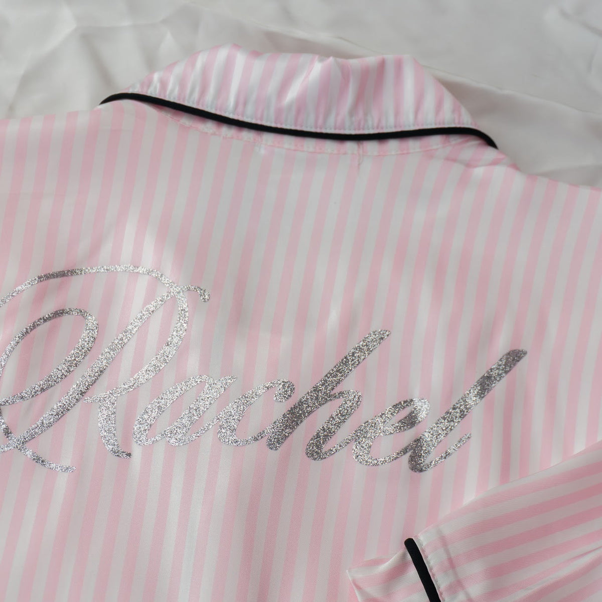 Pyjamas lụa Dear eM in tên sau lưng áo – cận cảnh chữ