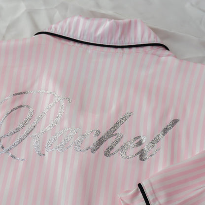 Pyjamas lụa Dear eM in tên sau lưng áo – cận cảnh chữ
