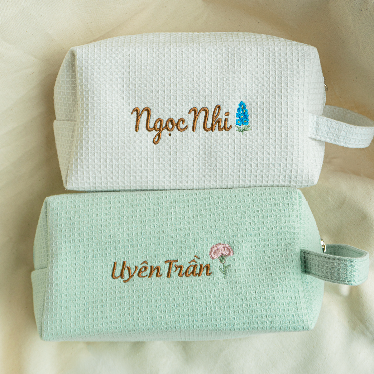 Waffle Pouch Small trắng và xanh mint thêu tên Ngọc Nhi, Uyên Trần + hoa tháng sinh – ảnh thật Dear eM