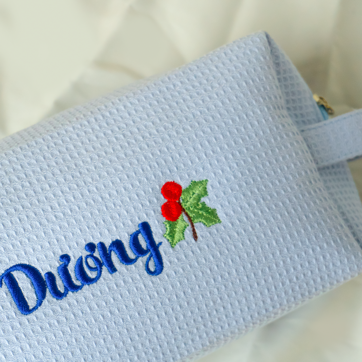 Waffle Pouch Small xanh dương thêu tên Dương + hoa tháng sinh – ảnh thật Dear eM