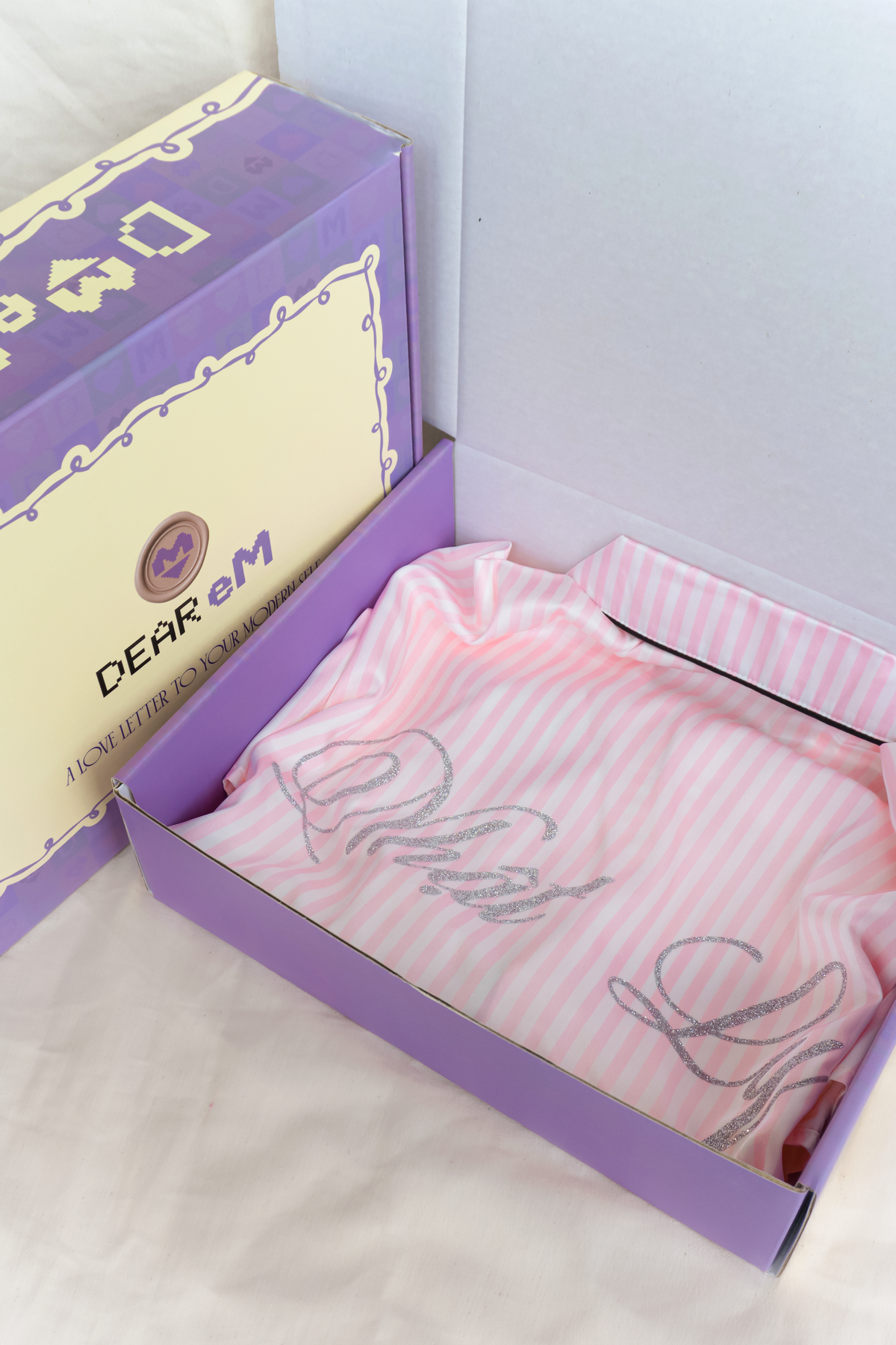 Bộ pyjamas lụa Dear eM trong hộp quà signature