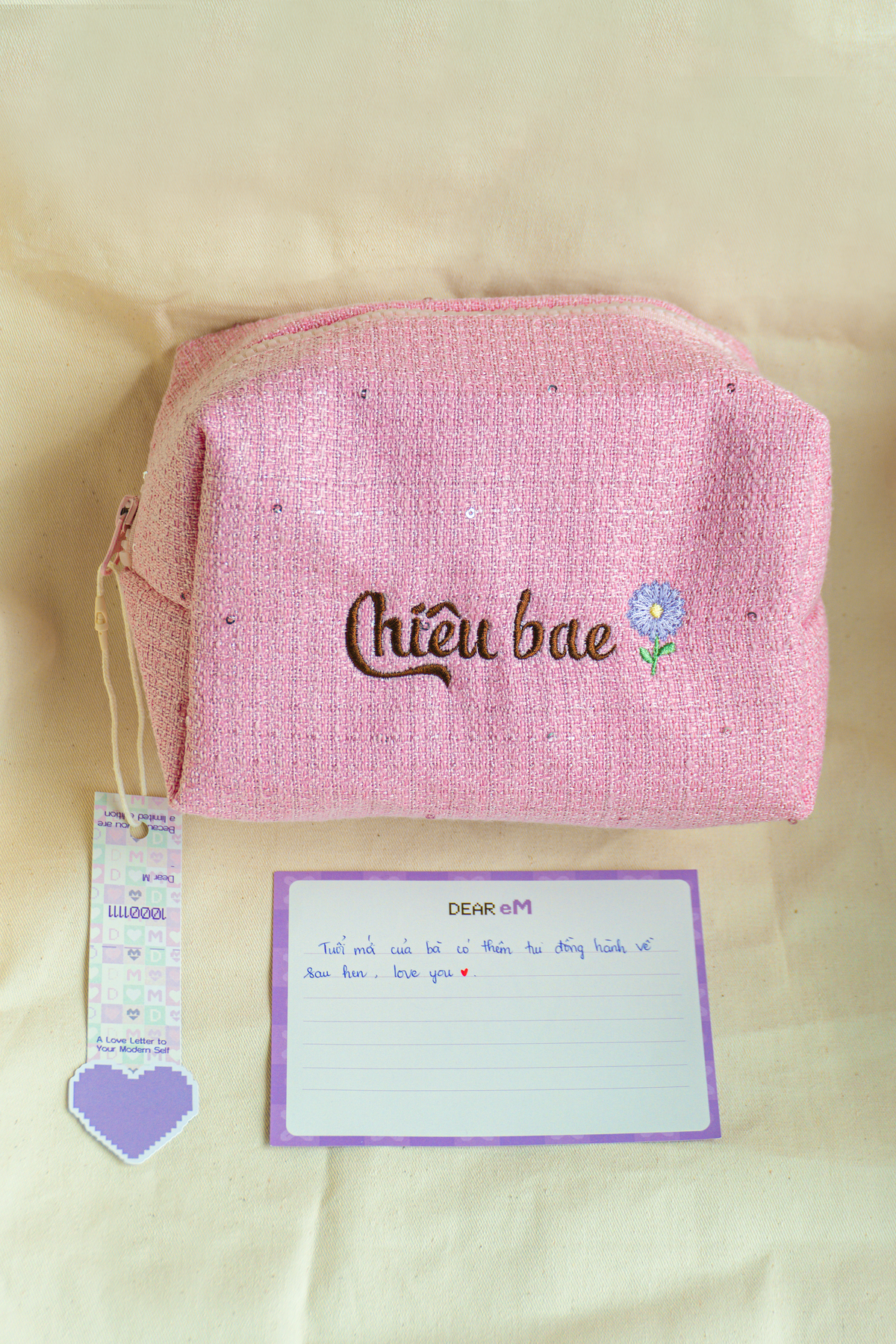 Tweed Pouch không nơ hồng đậm thêu tên + hoa tháng sinh kèm thiệp – ảnh thật Dear eM