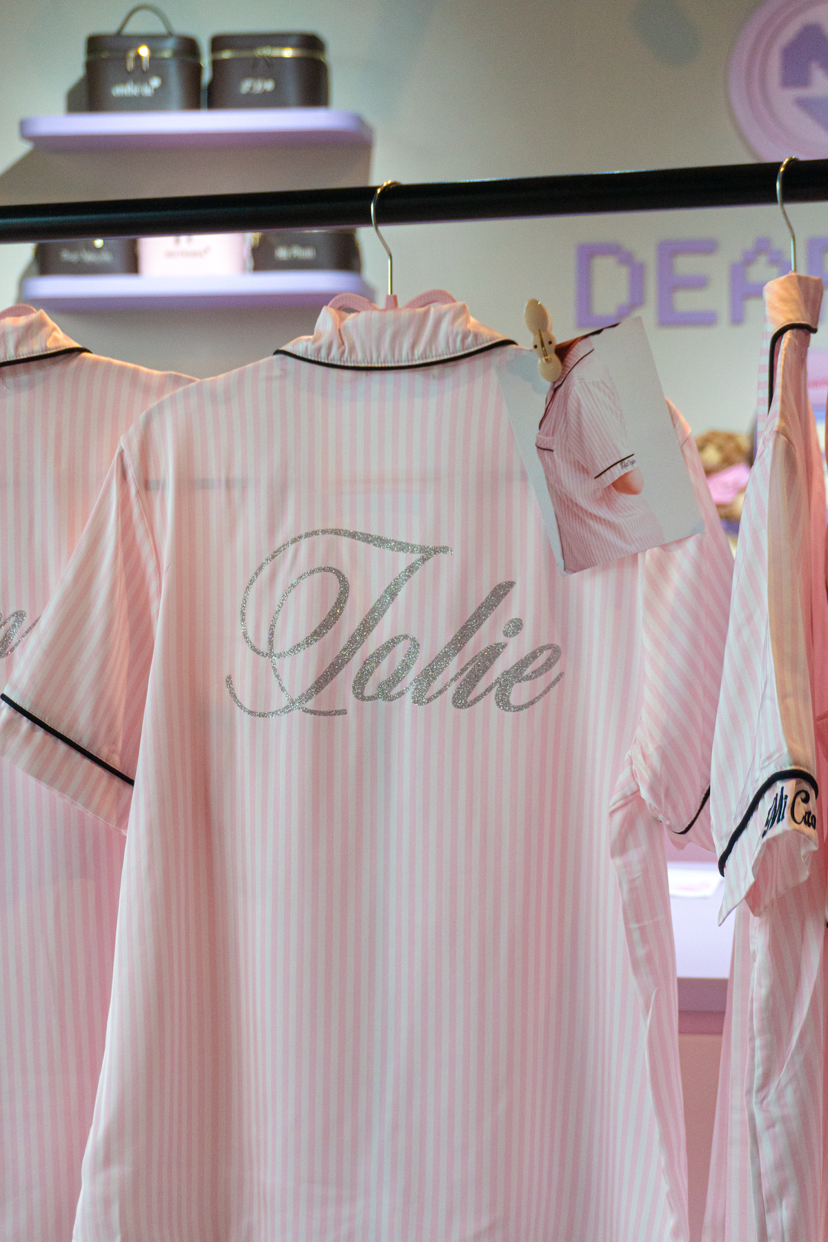 Pyjamas lụa Dear eM in tên Talie sau lưng – ảnh thật tại cửa hàng