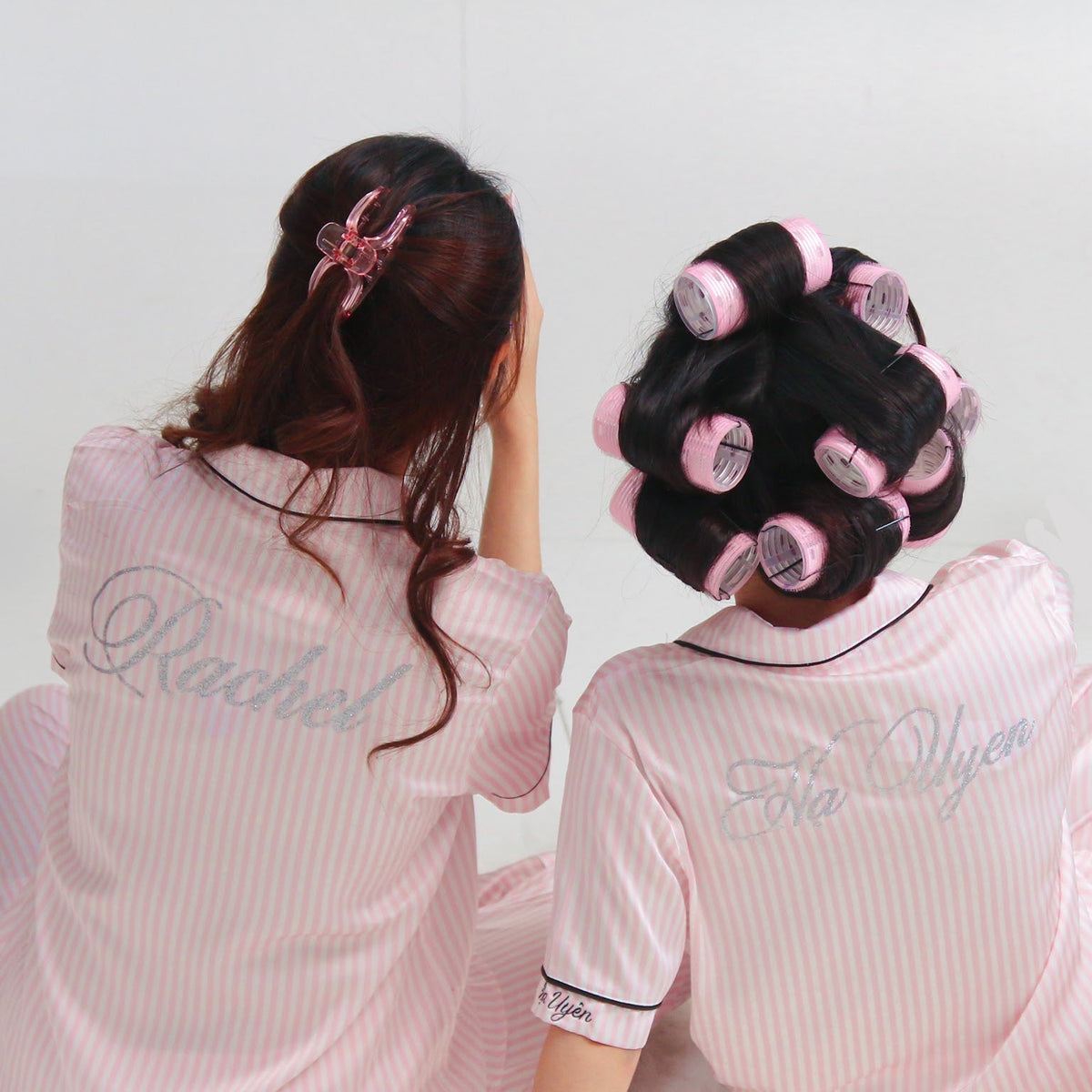 Pyjamas lụa Dear eM in tên sau lưng – hai bạn gái