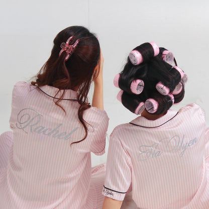Pyjamas lụa Dear eM in tên sau lưng – hai bạn gái