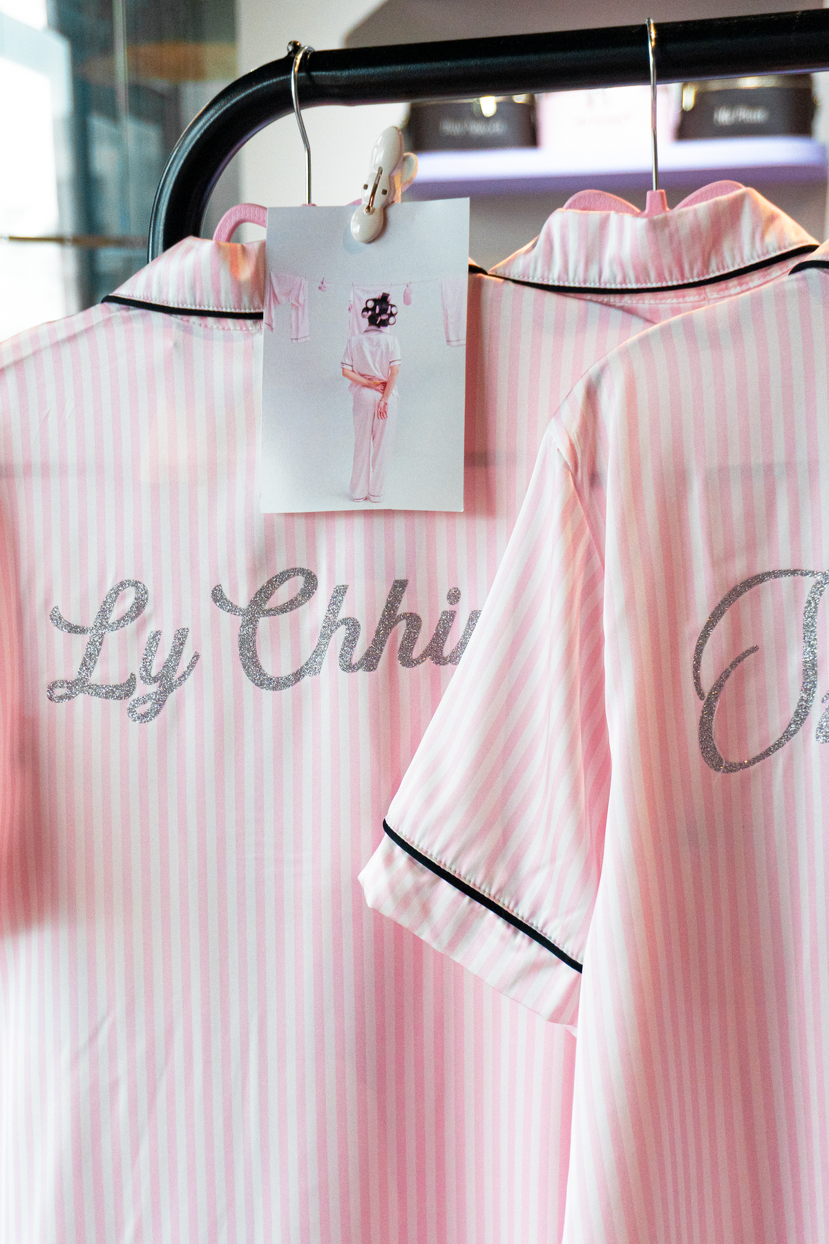 Pyjamas lụa Dear eM in tên bạc kim tuyến sau lưng – ảnh thật