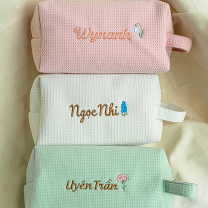 Waffle Pouch Small hồng, trắng, xanh mint thêu tên + hoa tháng sinh – ảnh thật Dear eM
