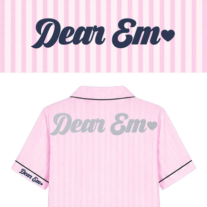 Bộ pyjamas lụa thêu tên tay áo và in tên bạc kim tuyến sau lưng – Dear eM