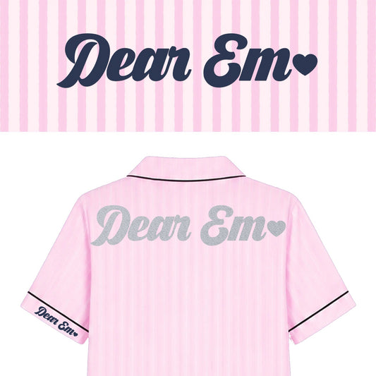 Bộ pyjamas lụa thêu tên tay áo và in tên bạc kim tuyến sau lưng – Dear eM