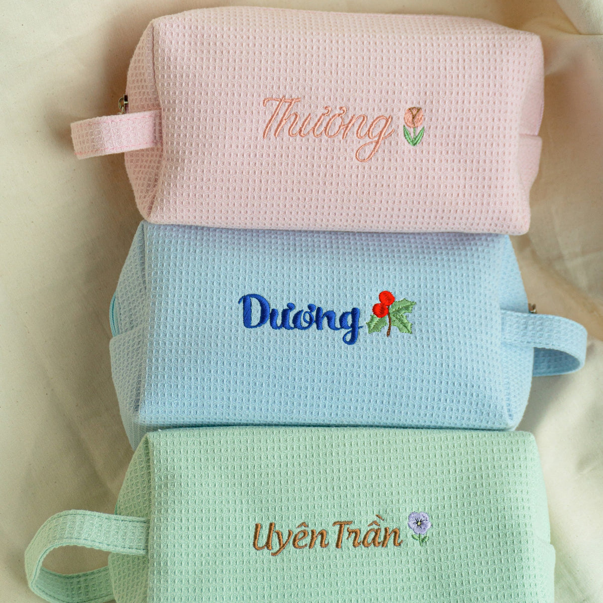 Waffle Pouch Small hồng, xanh dương, xanh mint thêu tên + hoa tháng sinh – ảnh thật Dear eM