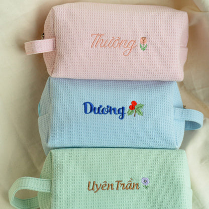 Waffle Pouch Small hồng, xanh dương, xanh mint thêu tên + hoa tháng sinh – ảnh thật Dear eM