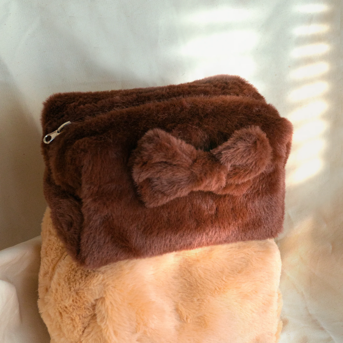 Furry Pouch có nơ nâu đậm và nâu nhạt be – ảnh thật Dear eM