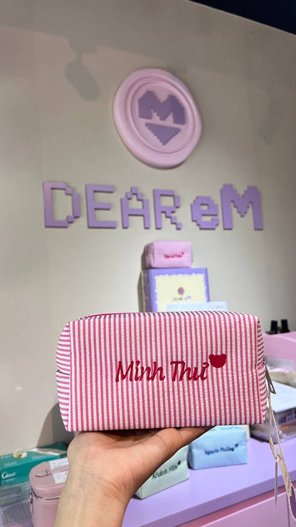 Candy Stripe Pouch hồng đậm thêu tên Minh Thư + gấu – ảnh thật tại cửa hàng Dear eM