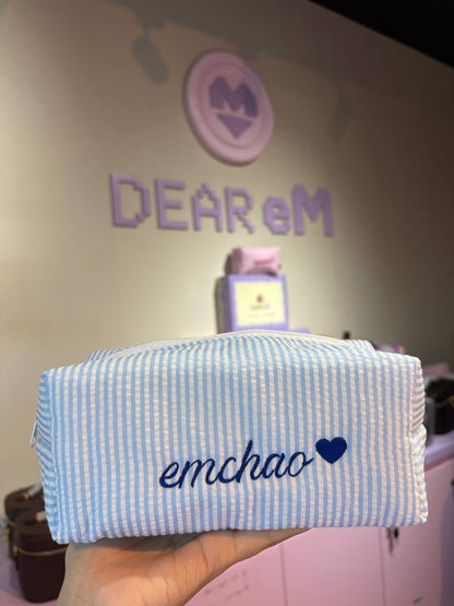 Candy Stripe Pouch chần bông xanh dương sáng thêu tên emchao + tim – ảnh thật tại cửa hàng Dear eM