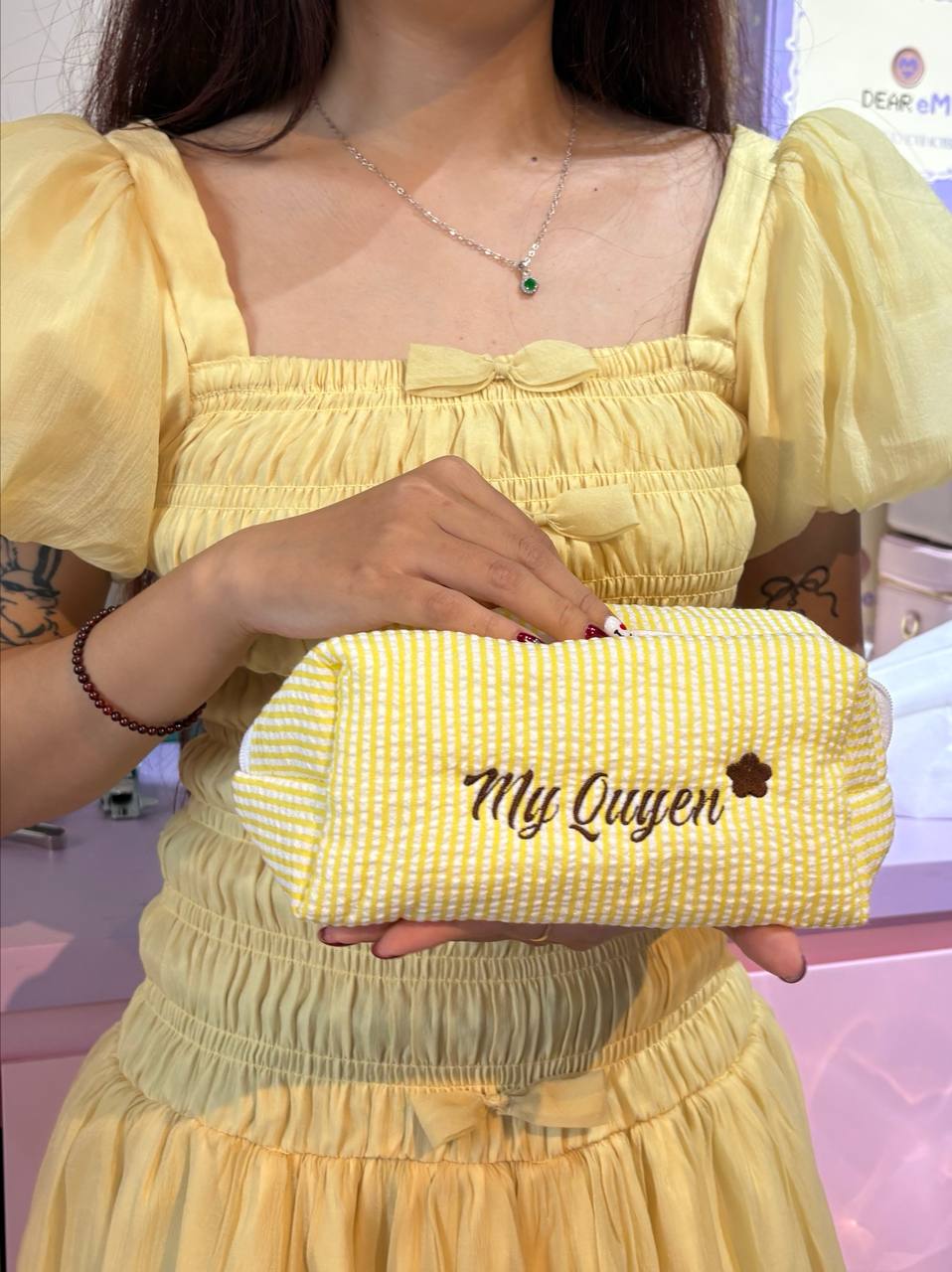 Khách cầm Candy Stripe Pouch chần bông vàng thêu tên My Quyen – Dear eM