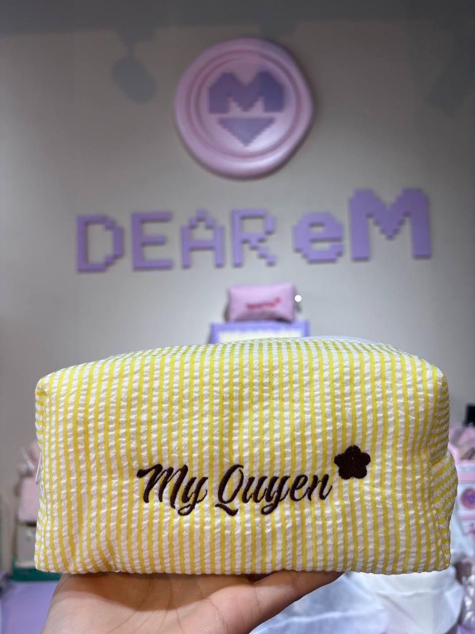Candy Stripe Pouch chần bông vàng thêu tên My Quyen + hoa – ảnh thật tại cửa hàng Dear eM