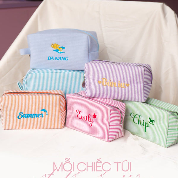 Bộ sưu tập túi Candy Stripe và Waffle thêu tên Dear eM – mỗi chiếc túi một dấu ấn riêng