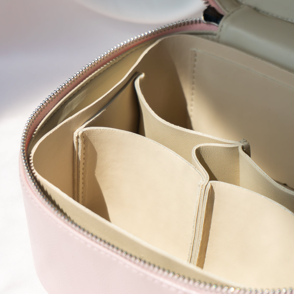 Túi Cốp Da Đựng Mỹ Phẩm Mini Thêu Tên Small Vanity Case – Nhỏ Gọn, Form Cứng, Quà Tặng Cá Nhân Hoá