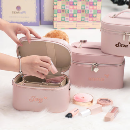 Túi Cốp Da Đựng Mỹ Phẩm Mini Thêu Tên Small Vanity Case – Nhỏ Gọn, Form Cứng, Quà Tặng Cá Nhân Hoá