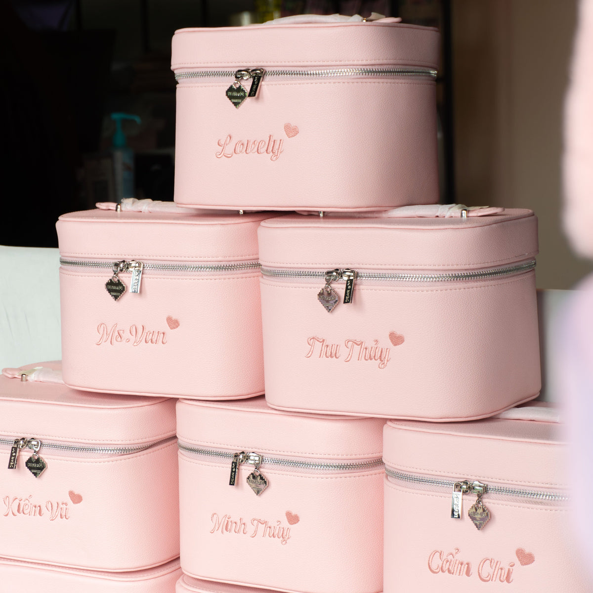 Túi Cốp Da Đựng Mỹ Phẩm Thêu Tên Big Vanity Case – Túi Đựng Đồ Trang Điểm Cỡ Lớn, Quà Tặng Cá Nhân Hoá