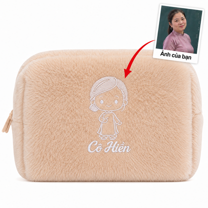 Túi lông Furry Pouch không nơ nâu nhạt be thêu ảnh cô giáo kèm tên – quà 20/11 Dear eM
