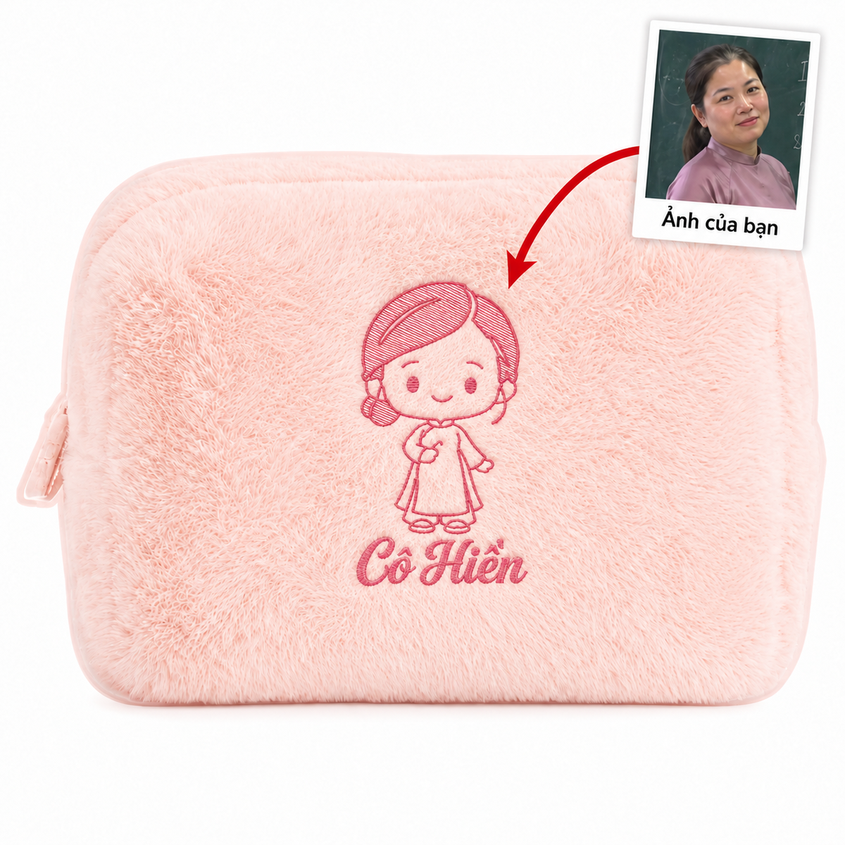 Túi lông Furry Pouch không nơ hồng nhạt thêu ảnh cô giáo kèm tên – quà 20/11 Dear eM