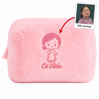Túi lông Furry Pouch không nơ hồng đậm thêu ảnh cô giáo kèm tên – quà 20/11 Dear eM