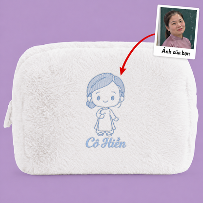 Túi lông Furry Pouch không nơ trắng gạo thêu ảnh cô giáo kèm tên – quà 20/11 Dear eM