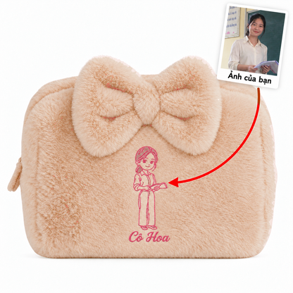 Túi lông Furry Pouch có nơ nâu nhạt be thêu ảnh cô giáo kèm tên – quà 20/11 Dear eM