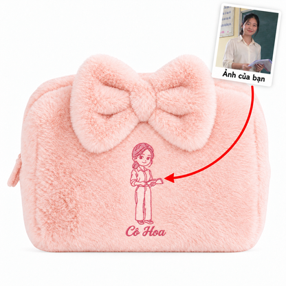Túi lông Furry Pouch có nơ hồng nhạt thêu ảnh cô giáo kèm tên – quà 20/11 Dear eM