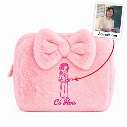 Túi lông Furry Pouch có nơ hồng đậm thêu ảnh cô giáo kèm tên – quà 20/11 Dear eM
