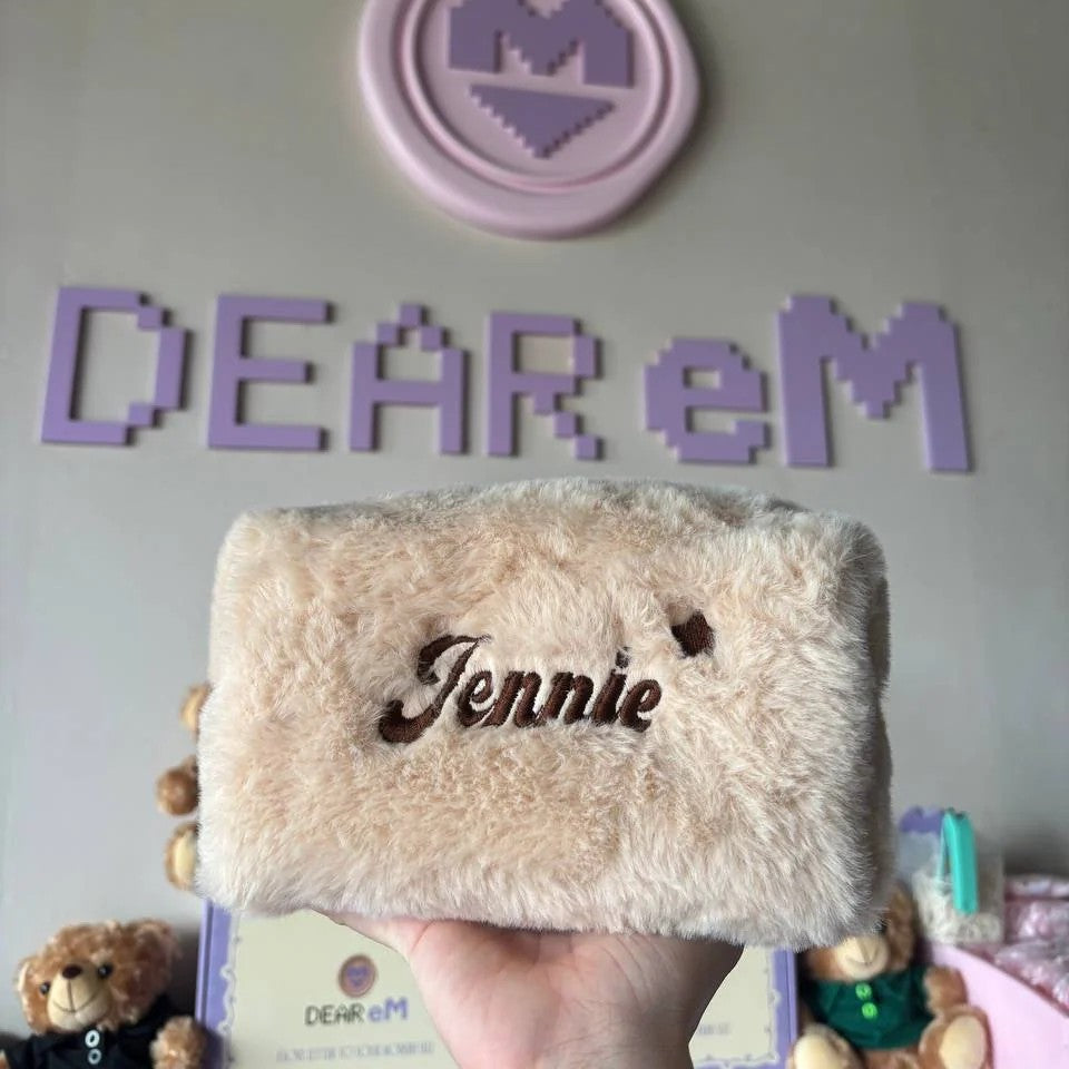 Furry Pouch không nơ nâu nhạt be thêu tên Jennie + tim – ảnh thật tại cửa hàng Dear eM