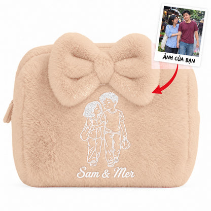 Furry Pouch có nơ nâu nhạt be thêu ảnh chân dung vẽ tay và tên – Dear eM
