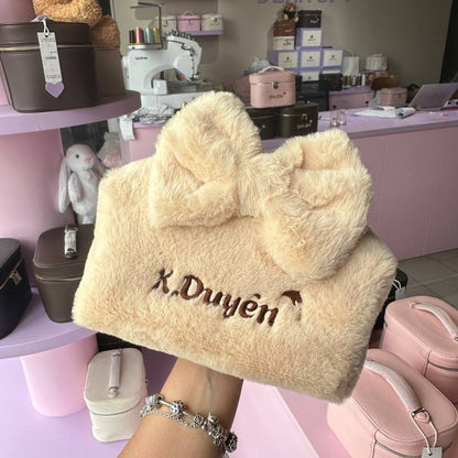 Furry Pouch có nơ nâu nhạt be thêu tên K.Duyên – ảnh thật tại cửa hàng Dear eM