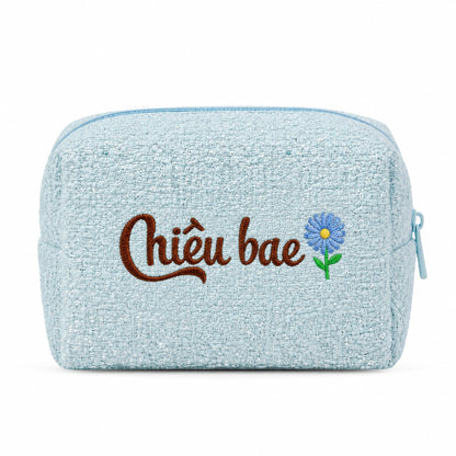 Tweed Pouch không nơ xanh dương thêu tên Chiều bae + hoa tháng sinh – Dear eM