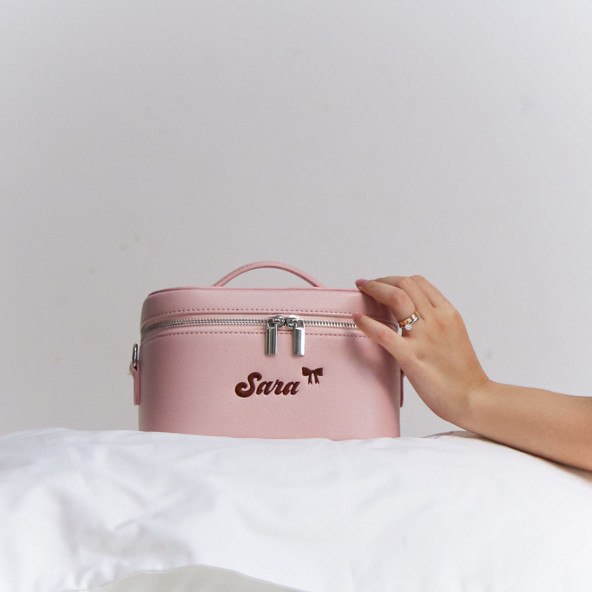 Túi Cốp Da Đựng Mỹ Phẩm Mini Thêu Tên Small Vanity Case – Nhỏ Gọn, Form Cứng, Quà Tặng Cá Nhân Hoá