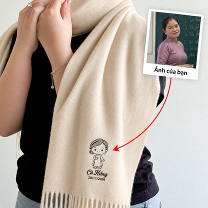 Khăn choàng beige thêu ảnh cô giáo kèm tên – quà 20/11 Dear eM