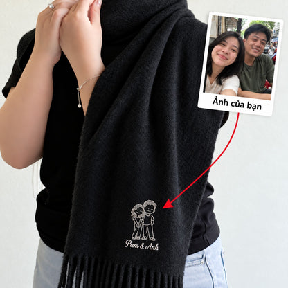 Khăn choàng đen thêu ảnh chân dung vẽ tay kèm tên, chỉ trắng – Dear eM