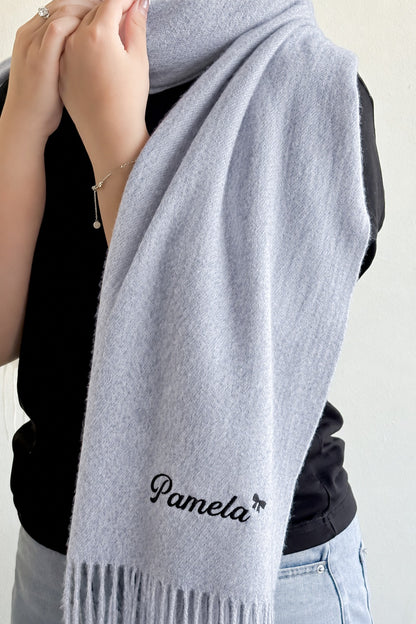 Khăn choàng xám nhạt thêu tên Pamela + icon nơ, chỉ đen – Fringe Scarf - Dear eM