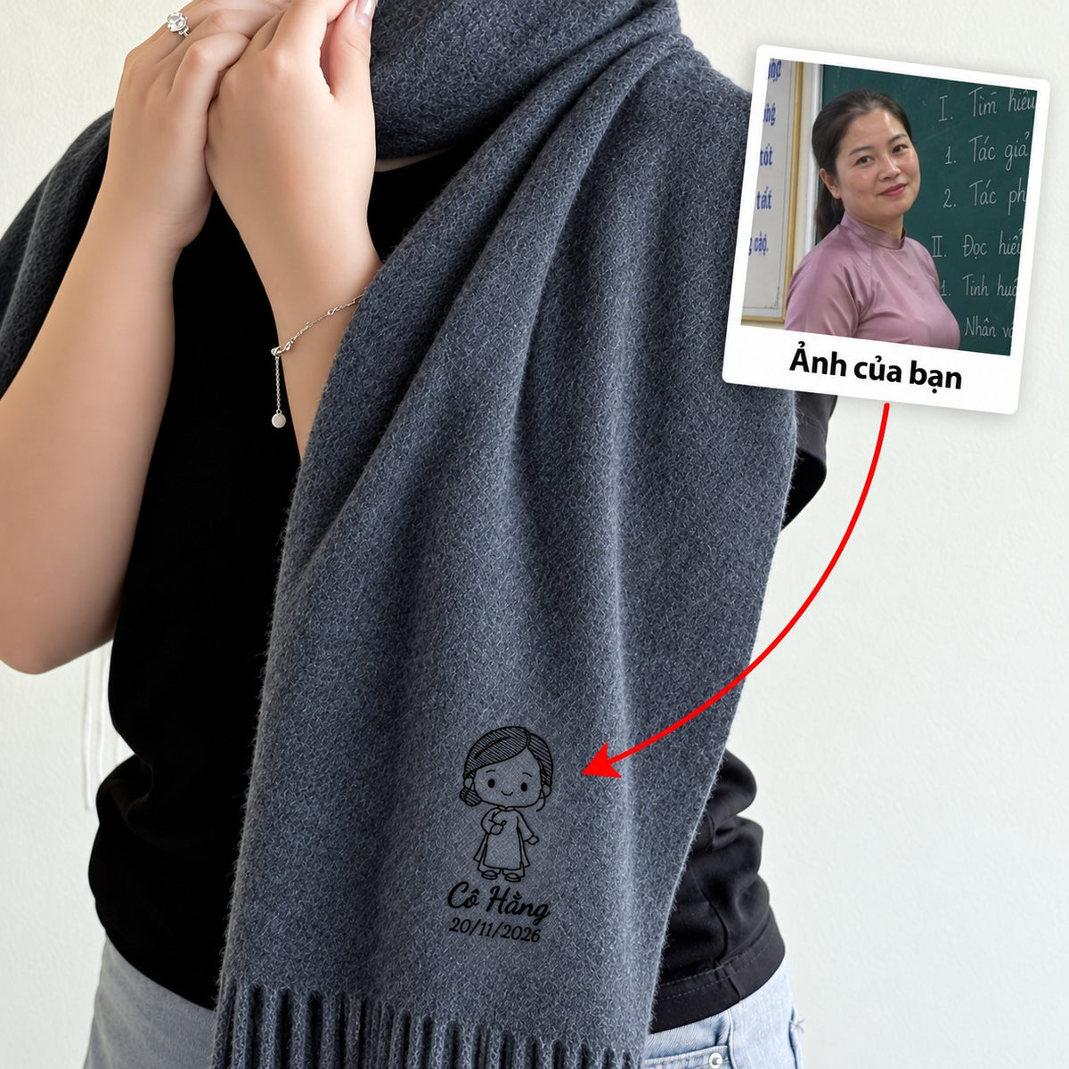 Khăn choàng xám đậm thêu ảnh cô giáo kèm tên – quà 20/11 Dear eM